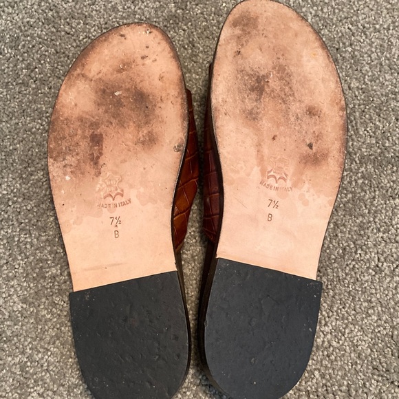 Adrienne Vittadini Crocodile Pattern Brown Slides - Picture 2 of 5